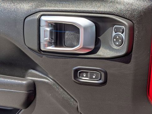 Used 2025 Jeep Wrangler Unlimited Rubicon image 6