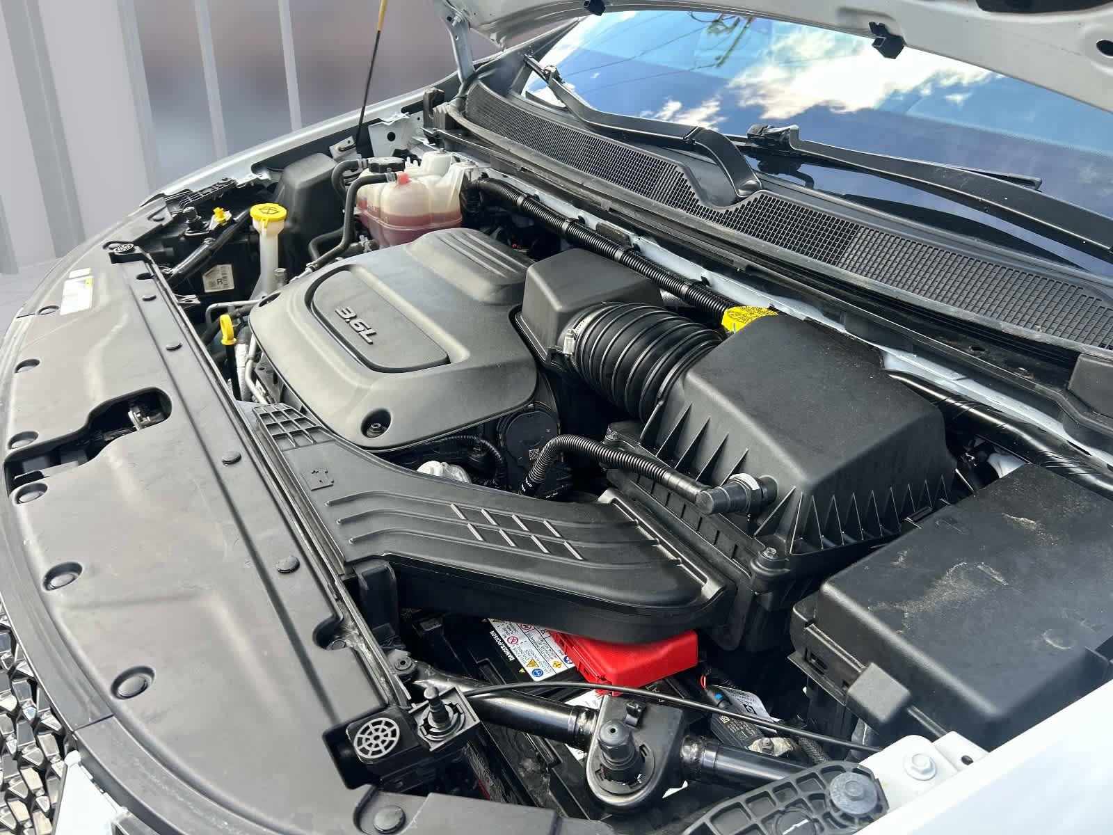 Used 2024 Chrysler Pacifica Touring-L FWD image 15