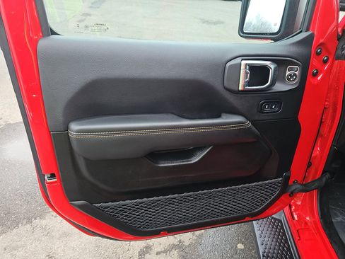 Used 2025 Jeep Wrangler Unlimited Sahara AWD/4WD image 9