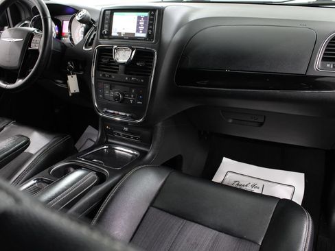 Used 2014 Chrysler Town & Country S FWD image 26