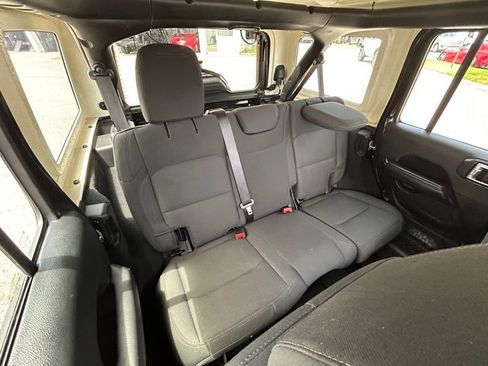 Used 2019 Jeep Wrangler Unlimited Sahara AWD/4WD image 26