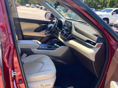 Used 2022 Toyota Highlander XLE AWD/4WD image 17