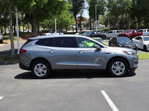Used 2021 Buick Enclave Essence w/ Sound and Sites Package AWD/4WD image 10