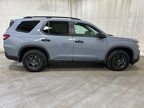 Used 2025 Honda Pilot TrailSport image 9