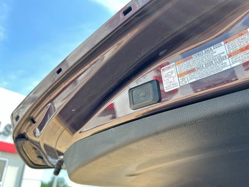 Used 2018 Toyota RAV4 XLE AWD/4WD image 12