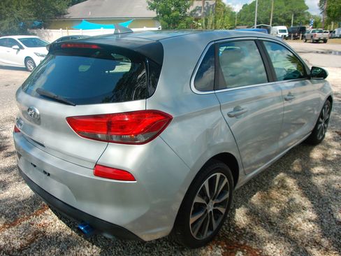 Used 2019 Hyundai Elantra GT FWD image 5
