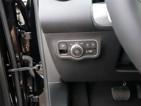 New 2025 Mercedes-Benz GLB 250 4MATIC image 36