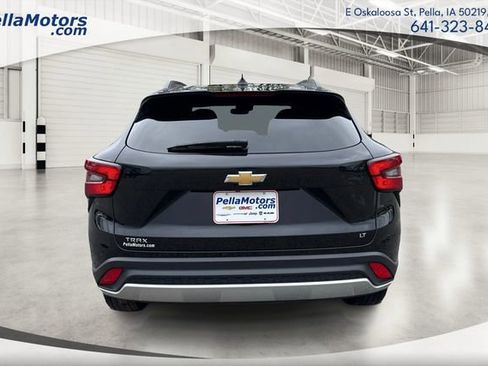 Used 2025 Chevrolet Trax LT FWD image 4