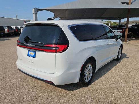 Used 2025 Chrysler Pacifica Select FWD image 8