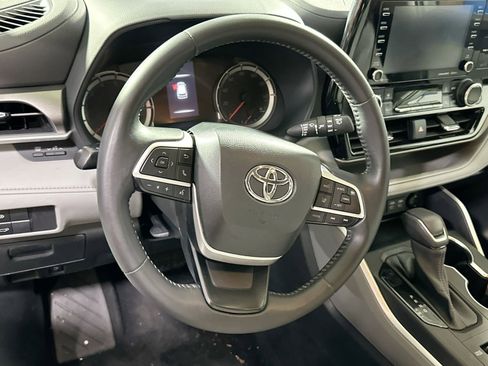 Used 2022 Toyota Highlander LE image 18