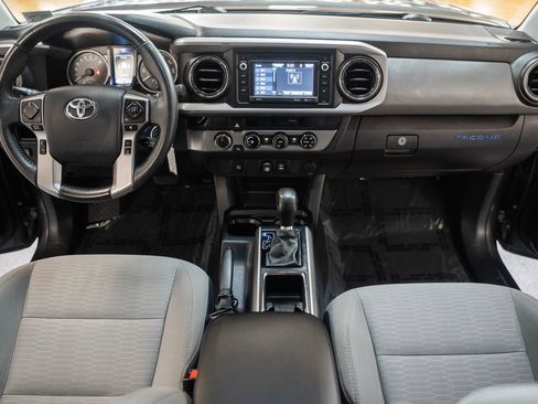 Used 2018 Toyota Tacoma SR5 AWD/4WD image 22