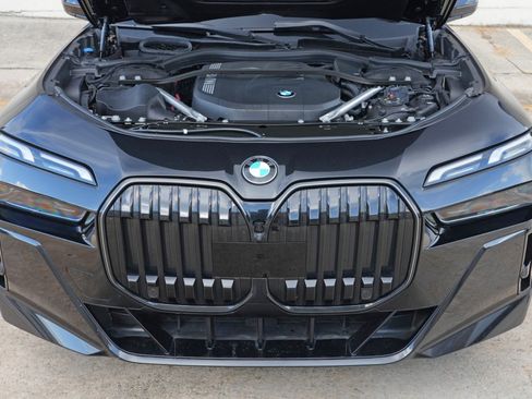 Used 2024 BMW 740i w/ Premium Package 2 RWD image 8