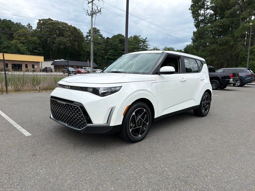 Certified 2023 Kia Soul EX FWD image 2
