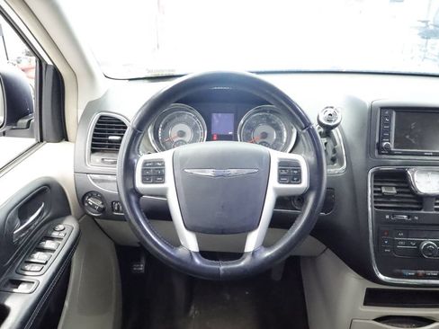 Used 2014 Chrysler Town & Country Touring FWD image 14