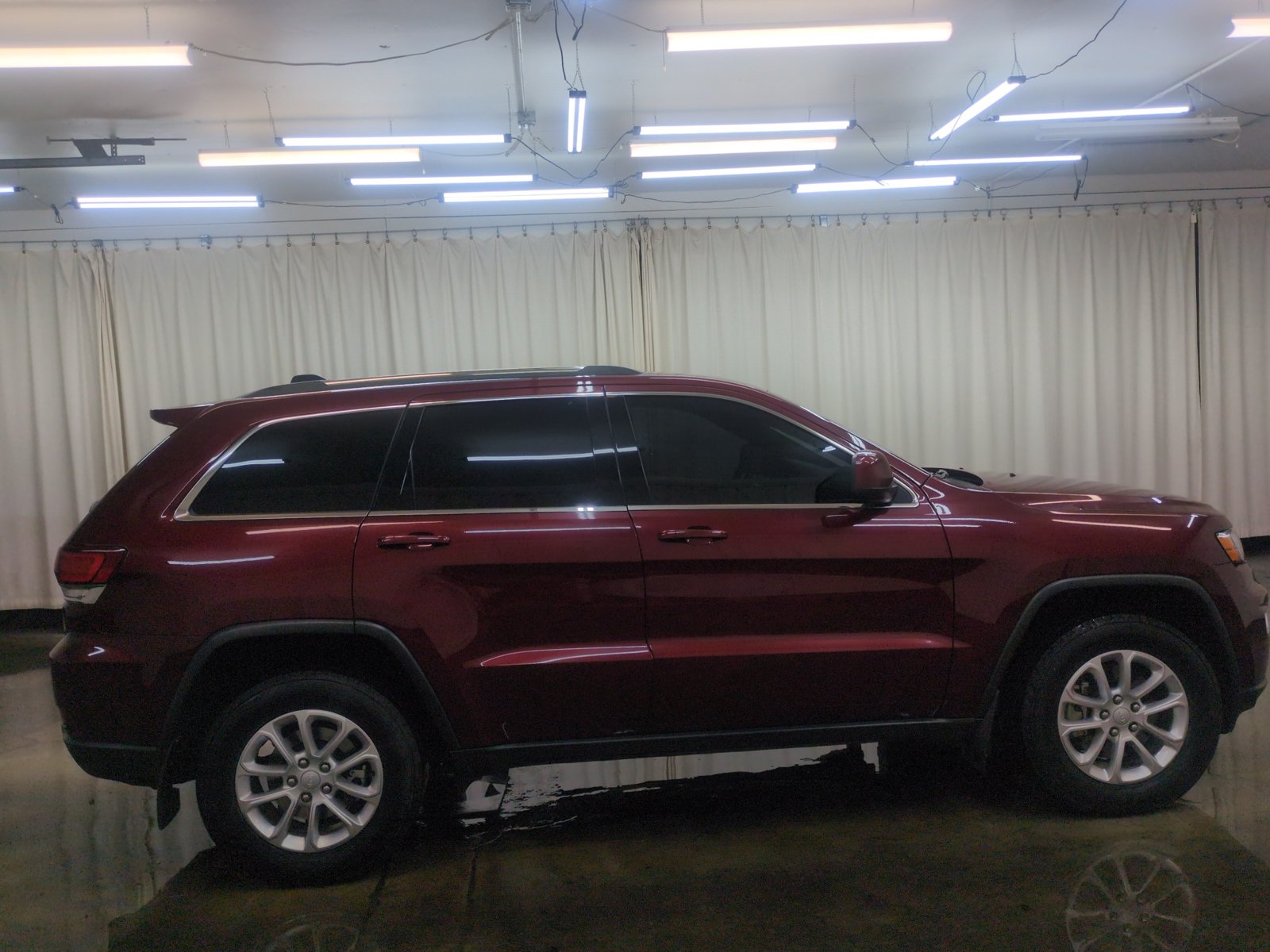 Used 2021 Jeep Grand Cherokee Laredo X AWD/4WD image 4