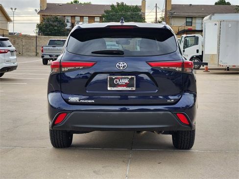 Used 2021 Toyota Highlander XLE FWD image 13