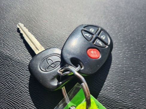 Used 2012 Toyota Sienna LE w/ Towing Pkg FWD image 40