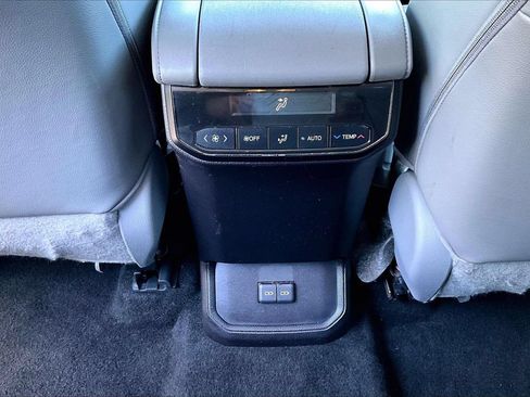 Used 2023 Toyota Highlander XLE FWD image 16
