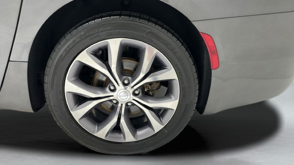 Used 2018 Chrysler Pacifica Limited w/ Tire & Wheel Group FWD image 8