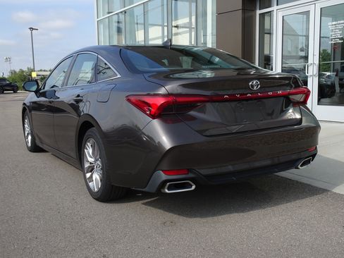 Used 2019 Toyota Avalon XLE w/ Moonroof Package FWD image 3