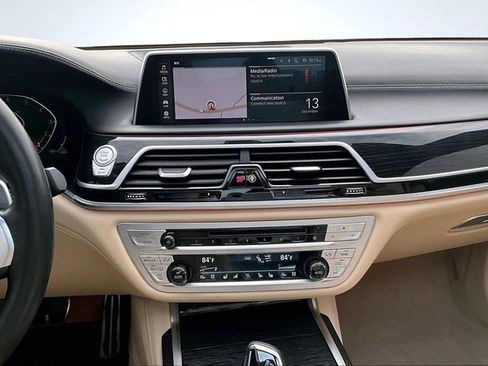 Used 2020 BMW 750i xDrive w/ Executive Package AWD/4WD image 9