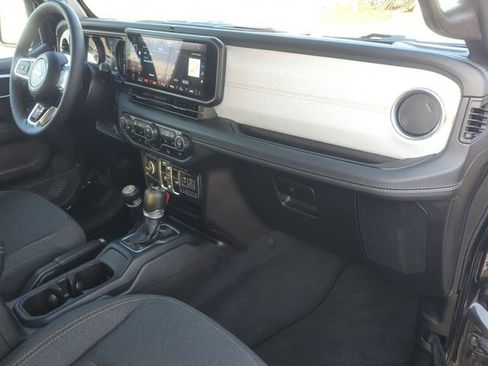 Used 2025 Jeep Wrangler Sahara image 24
