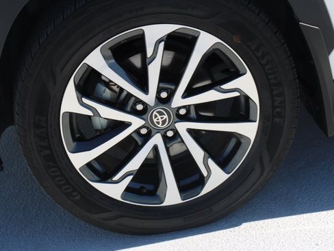 Certified 2023 Toyota Corolla Cross XLE image 9