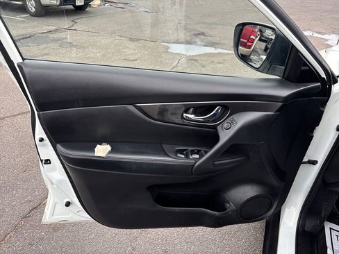 Used 2019 Nissan Rogue SV image 12