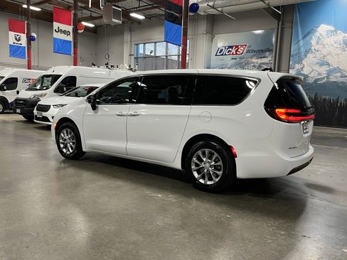 New 2026 Chrysler Pacifica Select AWD/4WD image 3