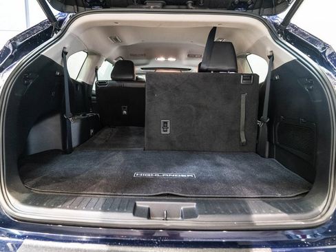 Used 2022 Toyota Highlander XLE AWD/4WD image 35