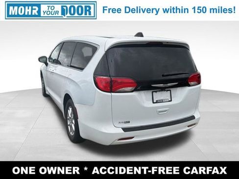 Used 2022 Chrysler Voyager LX FWD image 3