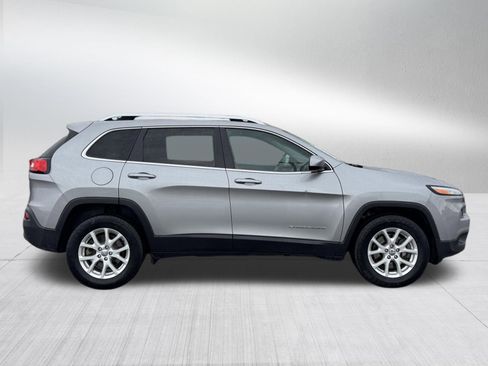 Used 2017 Jeep Cherokee Latitude w/ Cold Weather Group AWD/4WD image 4