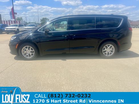 Used 2024 Chrysler Pacifica Touring-L FWD image 4