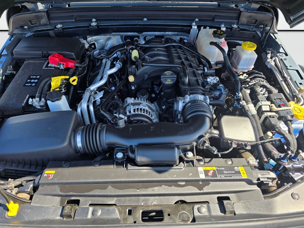 Used 2025 Jeep Gladiator Mojave w/ Convenience Group AWD/4WD image 9