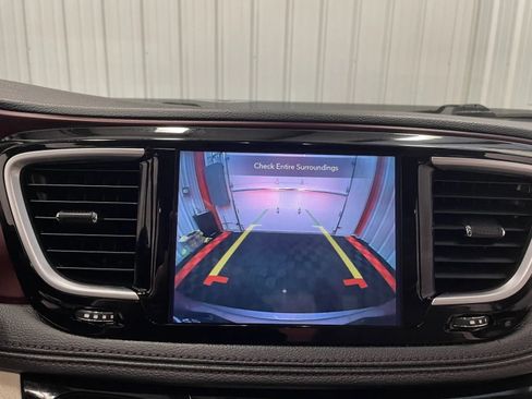 Used 2020 Chrysler Pacifica Limited FWD image 31