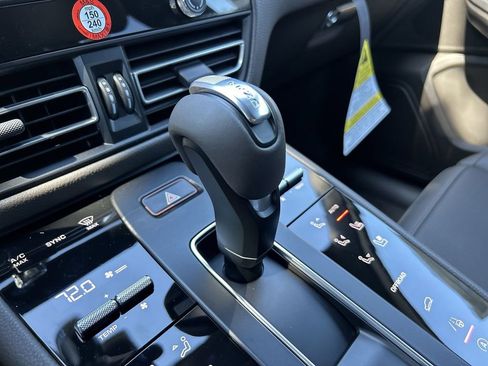 Certified 2025 Porsche Macan image 24