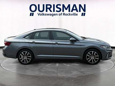 Used 2025 Volkswagen Jetta SE FWD image 7