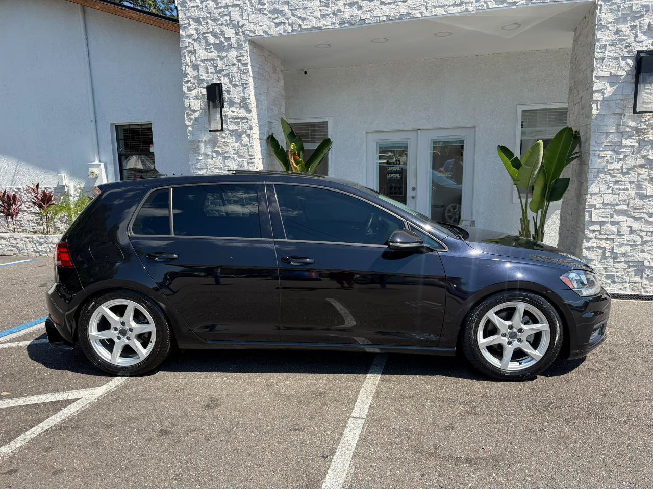 Used 2021 Volkswagen Golf 4-Door FWD image 17