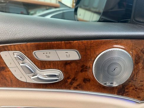 Used 2017 Mercedes-Benz E 300 4MATIC image 9