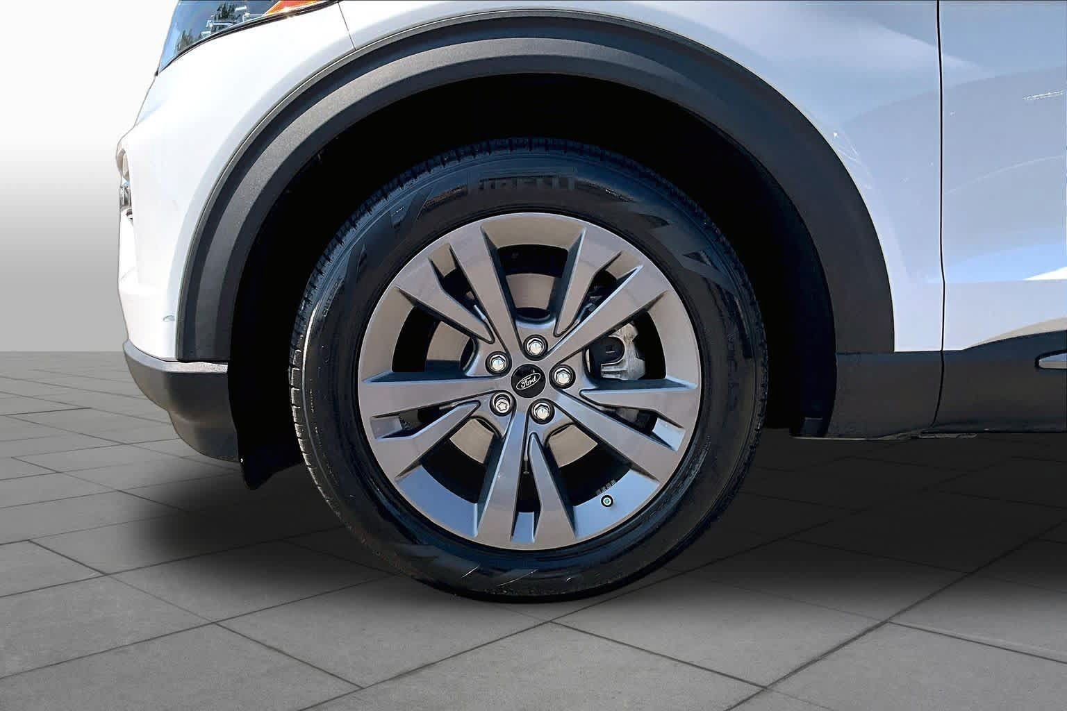 Used 2021 Ford Explorer XLT w/ Equipment Group 202A RWD image 11