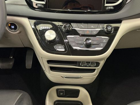 Used 2023 Chrysler Pacifica Touring-L FWD image 17