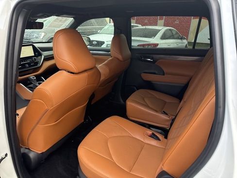 Used 2023 Toyota Highlander Platinum image 12