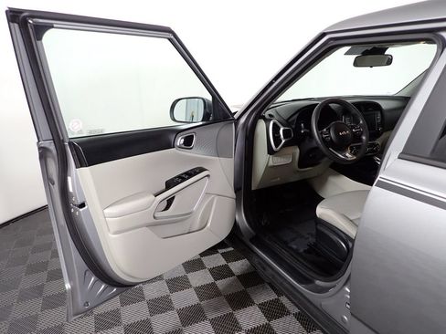 Used 2025 Kia Soul LX w/ LX Technology Package FWD image 16