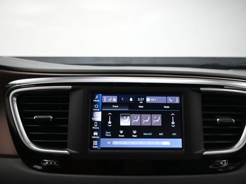 Used 2022 Chrysler Voyager LX image 11