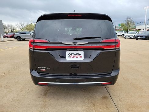 Used 2024 Chrysler Pacifica Touring-L image 6