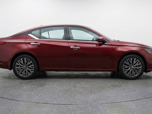 Used 2025 Nissan Altima 2.5 SV FWD image 11