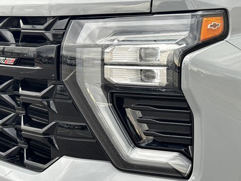 Used 2024 Chevrolet Silverado 2500 ZR2 w/ Technology Package image 6