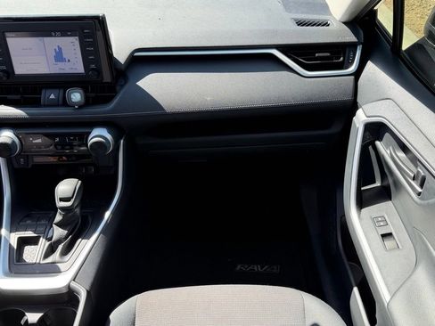 Used 2019 Toyota RAV4 LE FWD image 9