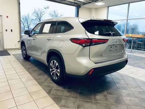 Used 2023 Toyota Highlander XLE image 7