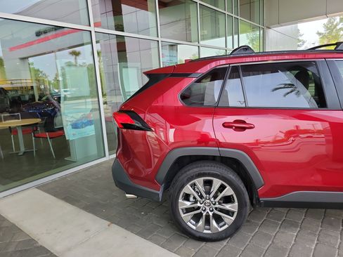 Used 2023 Toyota RAV4 XLE Premium image 6
